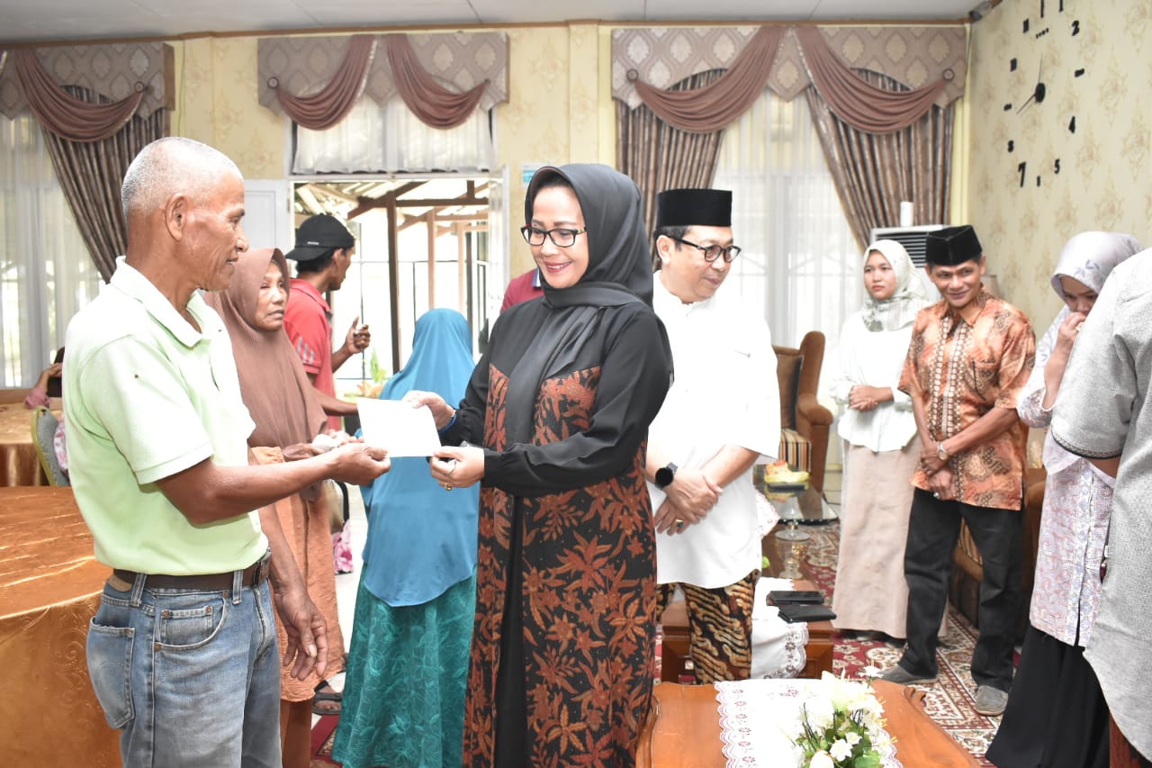 Menjelang Hari Raya Idul Fitri 1445 H, Pj Wako Jasman bersama Ketua TP-PKK Serahkan Santunan untuk 20 Orang Masyarakat Kurang Mampu