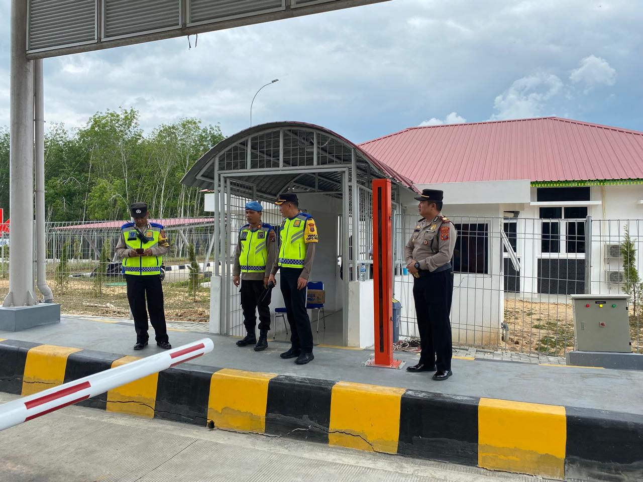 Wakapolres Langkat Cek langsung keluar Pintu Tol Tanjungpura Sambut Arus Mudik