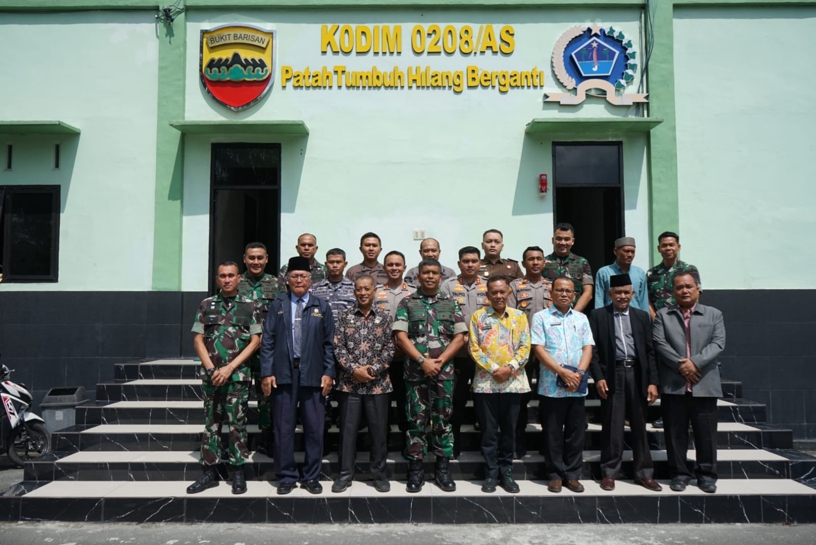 Bupati Serahkan Plakat Kepada Komandan Korem (Danrem) 022/Pantai Timur