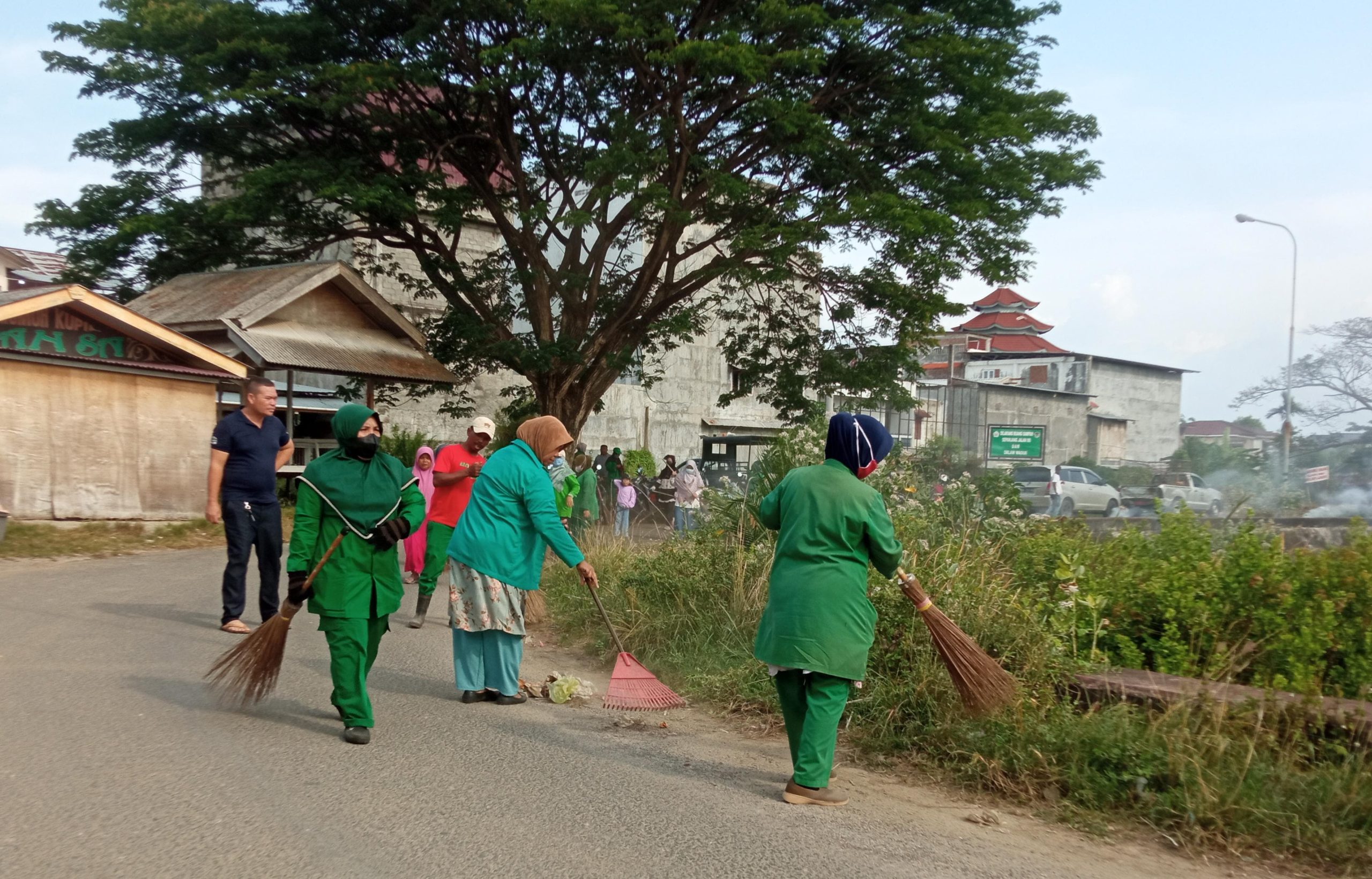 DLH Kota Lhokseumawe Bersih-bersih Waduk Jelang Kunjungan Pj Gubernur Aceh