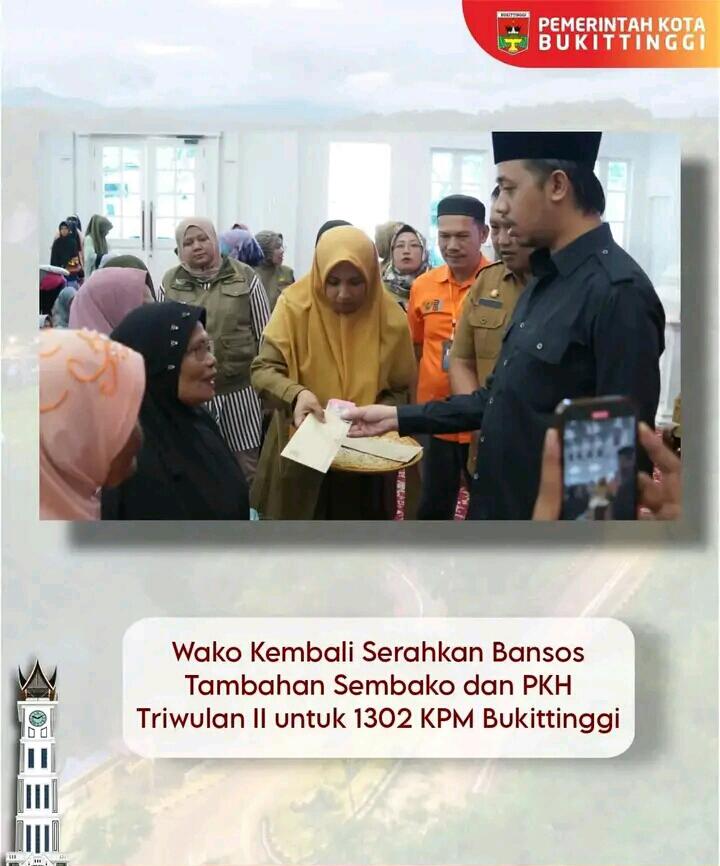 Wako Kembali Serahkan Bansos Tambahan Sembako dan PKH Triwulan II untuk 1302 KPM Bukittinggi