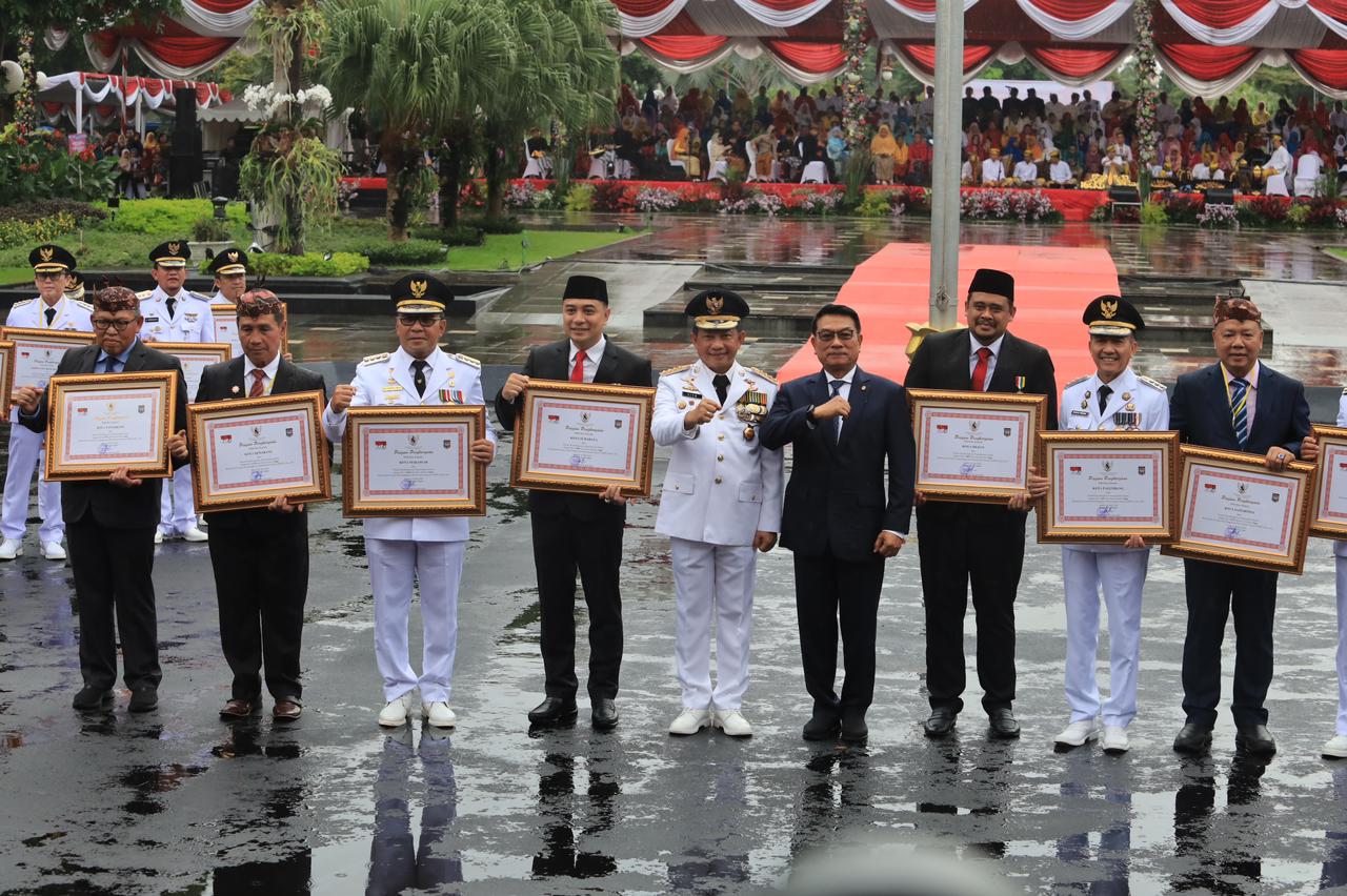 Inovatif dan Berkinerja Tinggi, Bobby Nasution TerimaTanda Kehormatan Satyalancana Karya Bhakti Praja Nugraha dan Penghargaan Prestasi Penyelenggaraan Pemerintahan Daerah