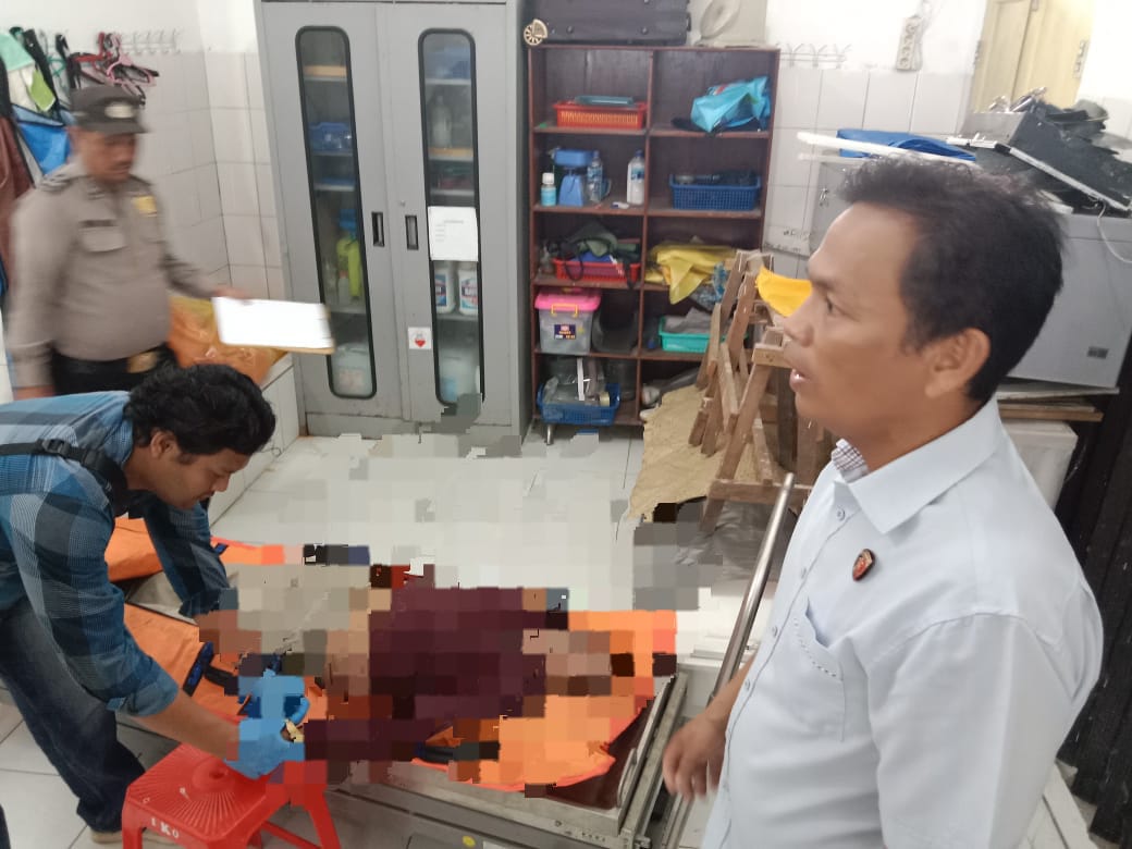 Buruh Harian Lepas Ditemukan Meninggal Depan Perpustakaan, Polsek Siantar Barat Bantu Evakuasi