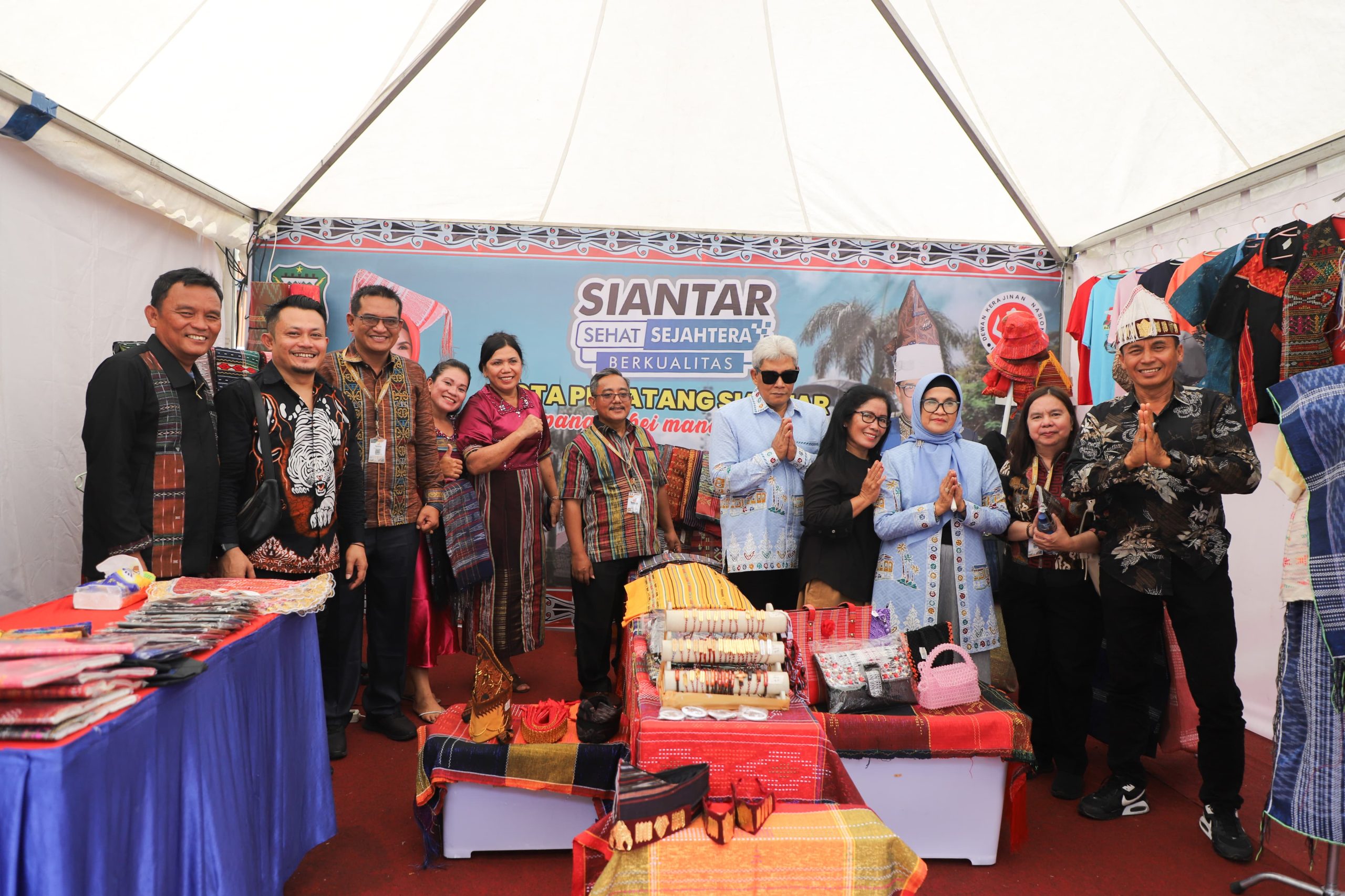 Wali Kota Didampingi Ketua Dekranasda Kunjungi Stand UMKM Pemko Pematangsiantar di halaman Kantor Gubernur Riau