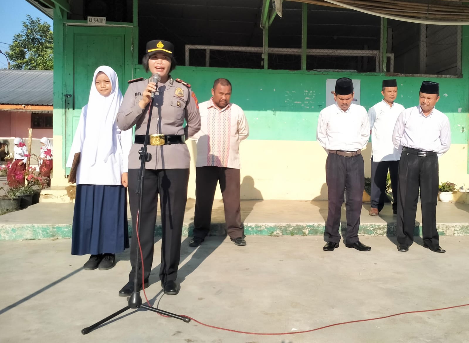 Bertindak Selaku Pembina Upacara di Sekolah MTS Khoirottul Islamiyah, Kapolsek Siantar Marihat Ajak Siswa Jauhi Kenakalan Remaja