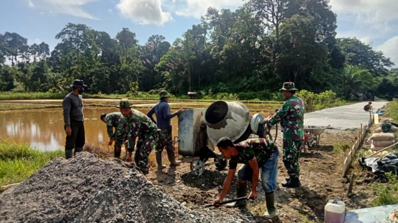 Tak Hiraukan Panas Terik Satgas Pra TMMD Reguler ke 120 Kodim0116/ Nara Kerjakan Rabat Beton