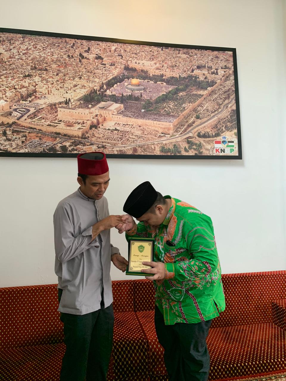 Rektor Univa Labuhanbatu, Dr. Ulya Sambangi UAS Ke- Rumah Omak