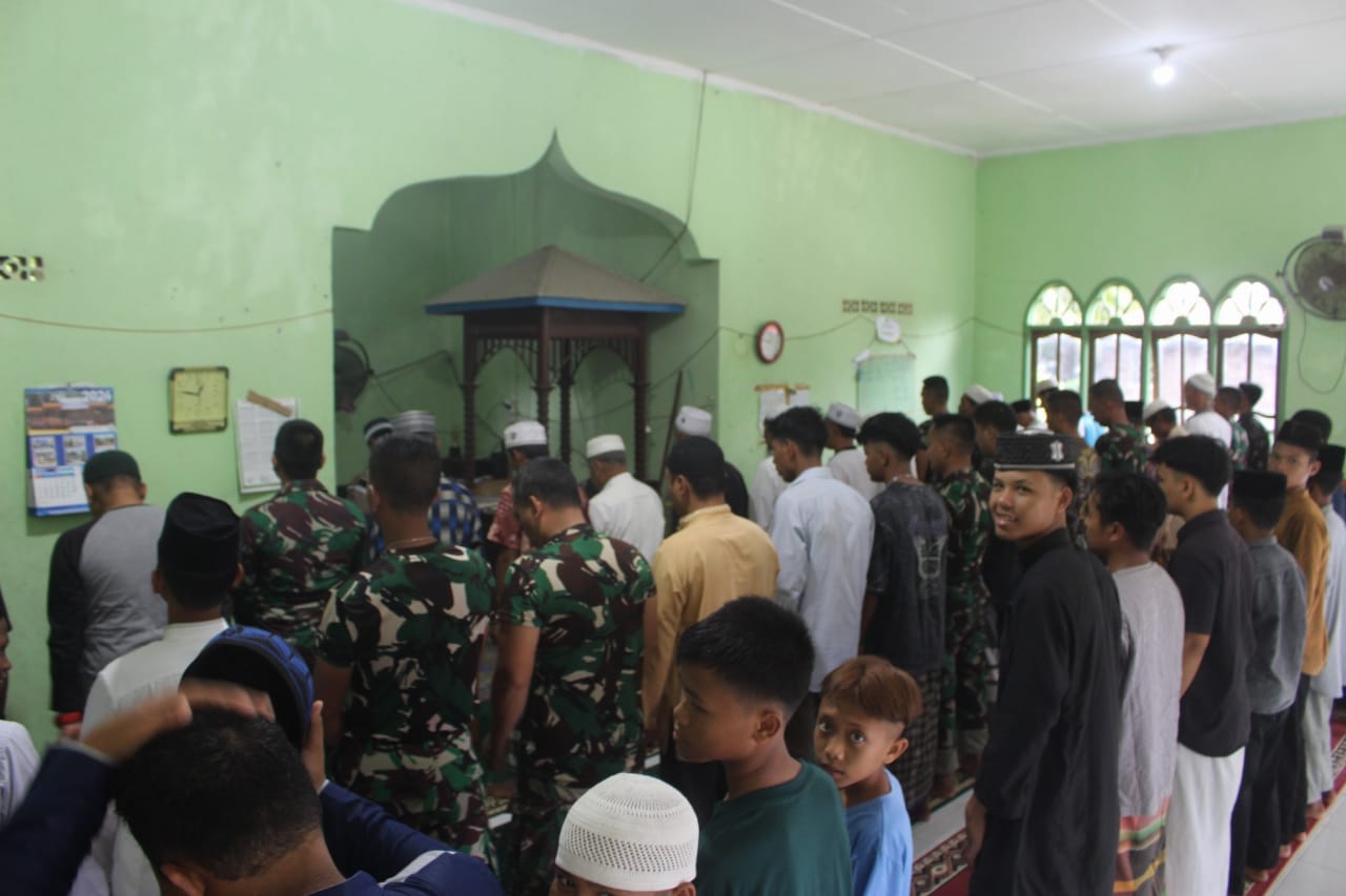 Sibuk Laksanakan Program TMMD 120, Satgas Selat Beting Tetap Utamakan Ibadah