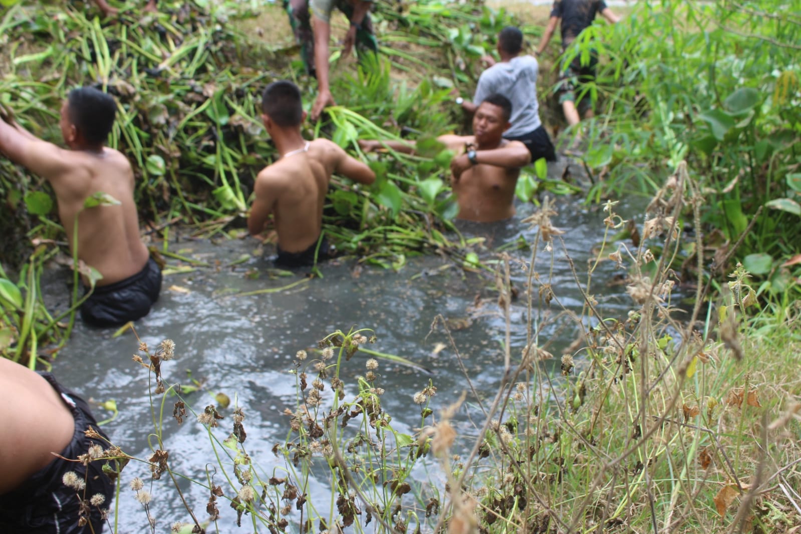 Angkut Sampah Di Parit Hitam Yang Bau, Personel Satgas TMMD Ke-120: Demi Kesehatan Masyarakat