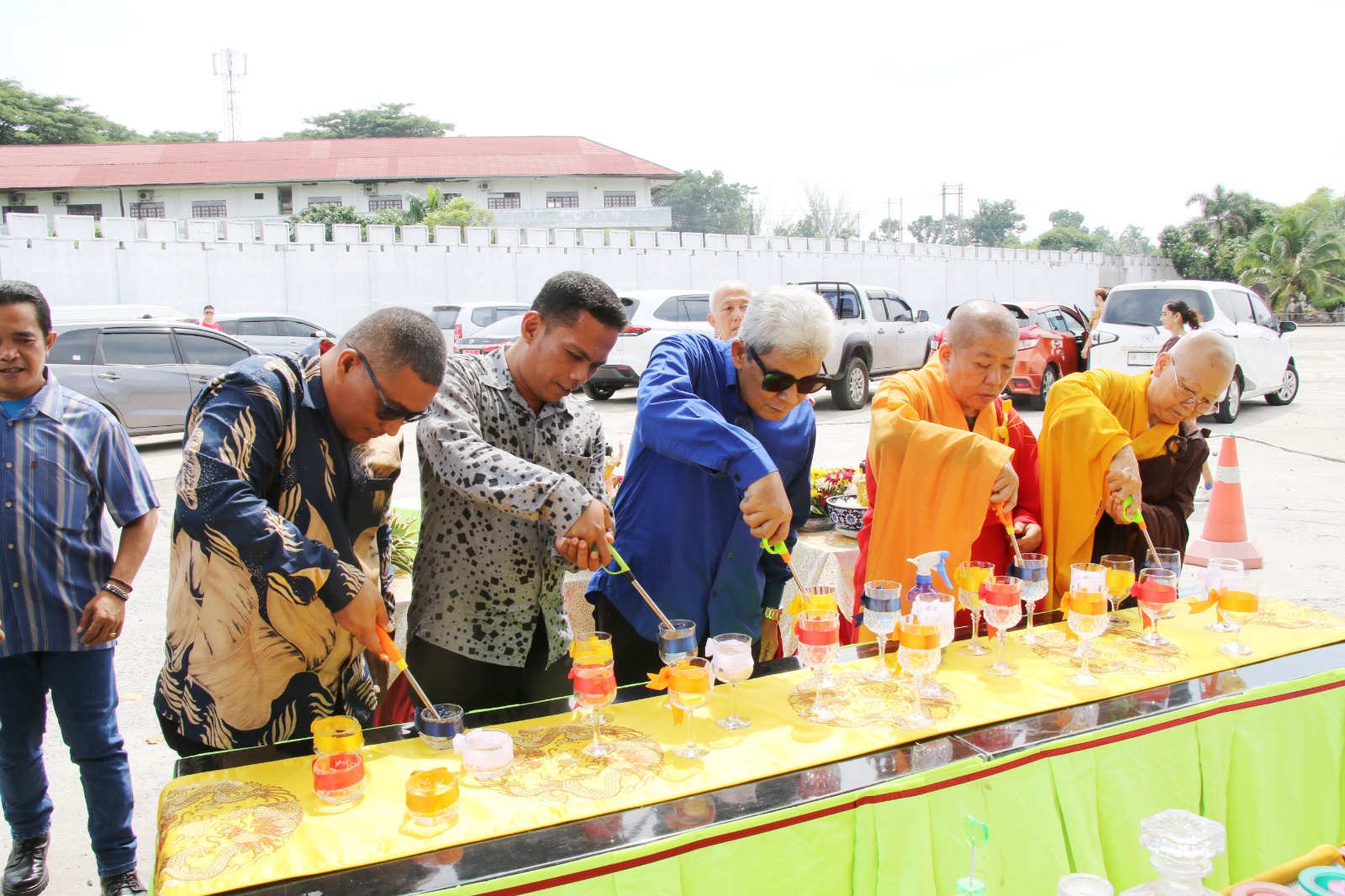 Wali Kota Diwakili Sekda Bersama Ketua Dekranasda Pematangsiantar Buka Pentas Seni dan Bazaar Waisak 2568 BE/2024 Perguruan Buddhist Manjusri
