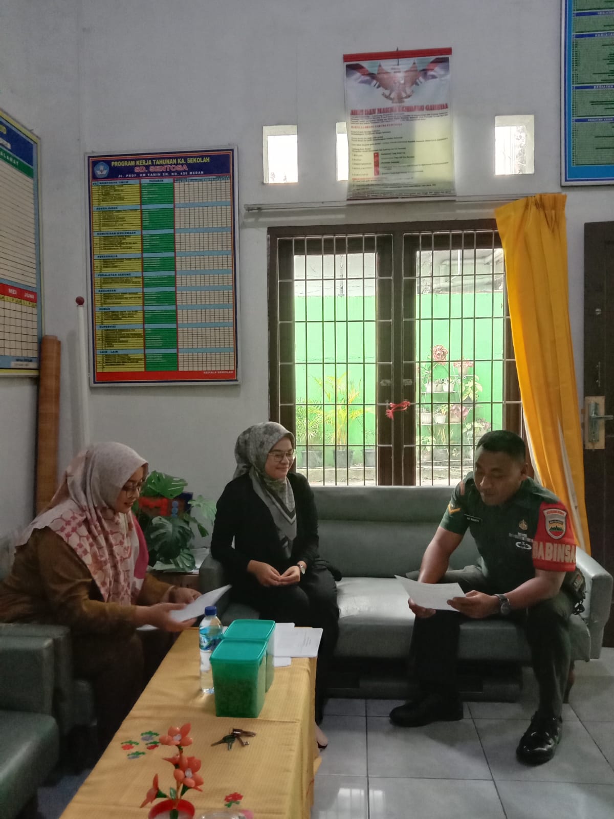 Babinsa Koramil 02/MT Kelurahan Sei Kera Hulu Komsos dengan SD Sentosa: Membahas Penerimaan Siswa Baru