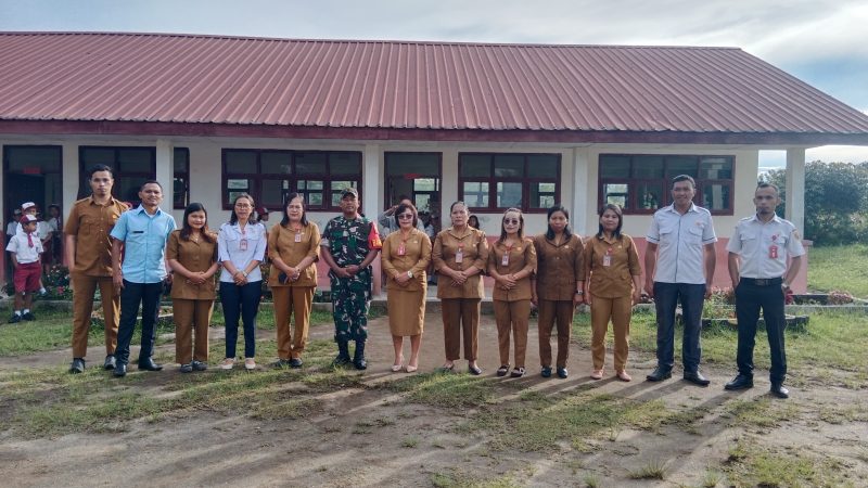 Babinsa Sertu G. Sinulingga Tanamkan Nilai Kedisiplinan dan Kebersihan Melalui Upacara Bendera di SD 030293 Laehole