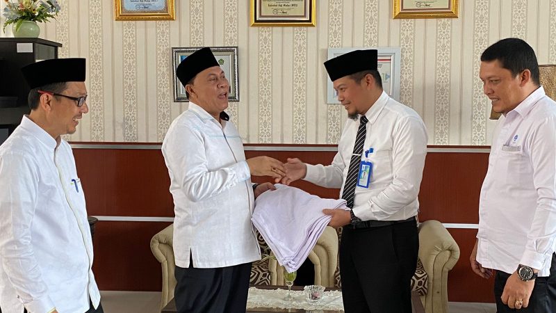 Plh Dirut Perumda Tirtanadi Serahkan 8624 Handuk Bagi Jamaah Haji Embarkasi Medan