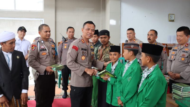 Kapolres Solok Serahkan Bantuan kepada Pondok Pesantren Jabal Rahmah Anau
