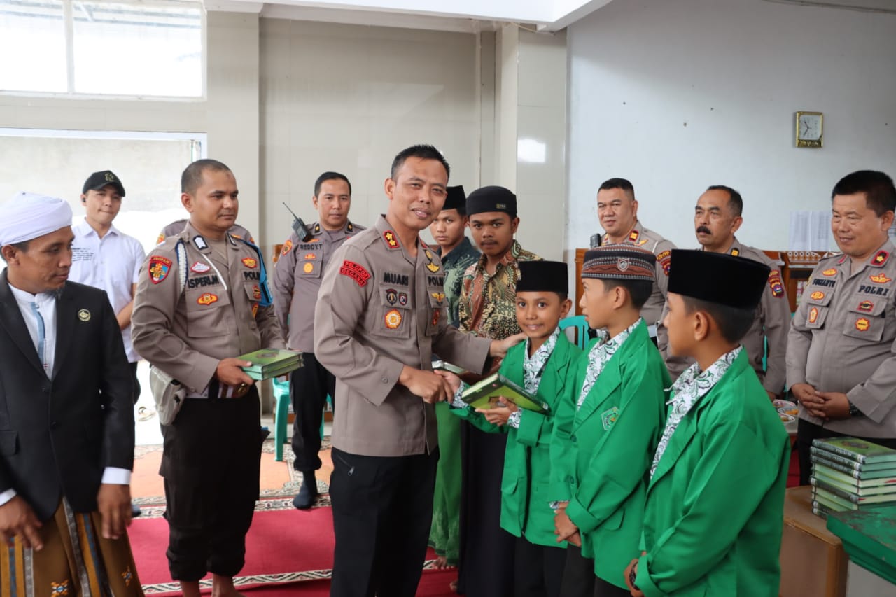 Kapolres Solok Serahkan Bantuan kepada Pondok Pesantren Jabal Rahmah Anau