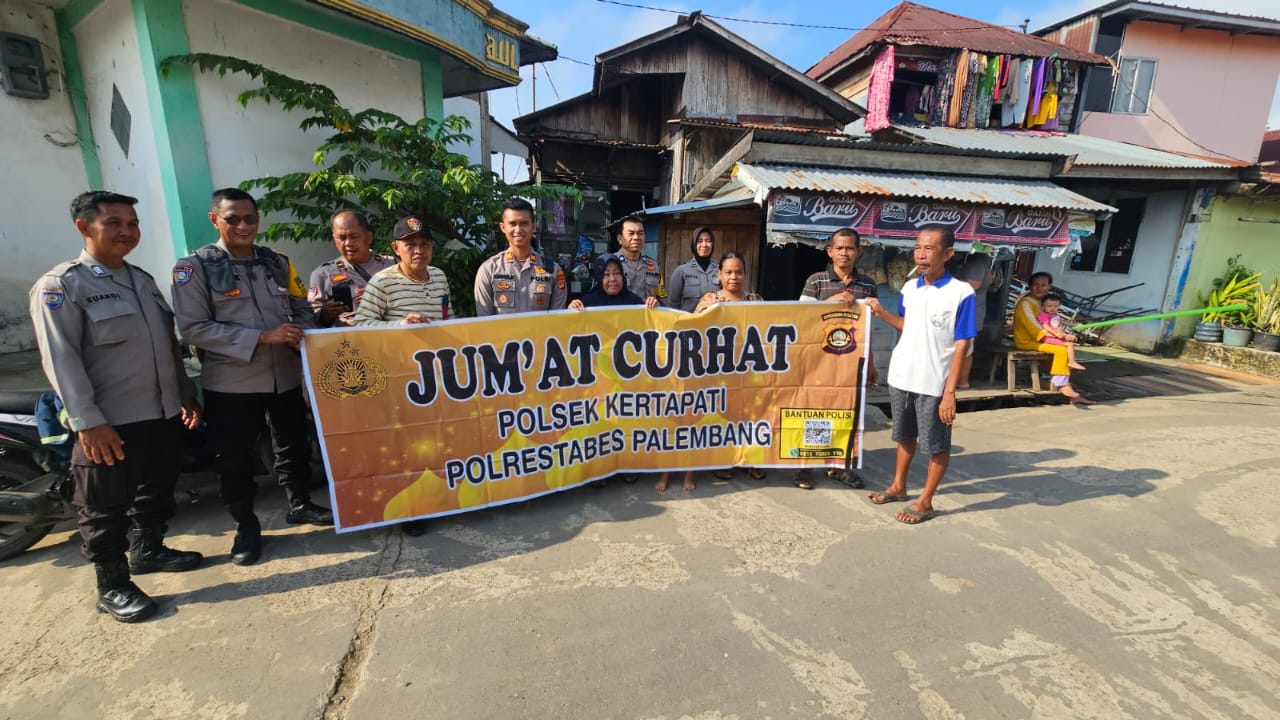 Berikan Bantuan Di Jumat Curhat, Kapolsek Kertapati Beserta Personil Sambangi Kaum Dhuafa Dan Tokoh Masyarakat Kemas Rindo