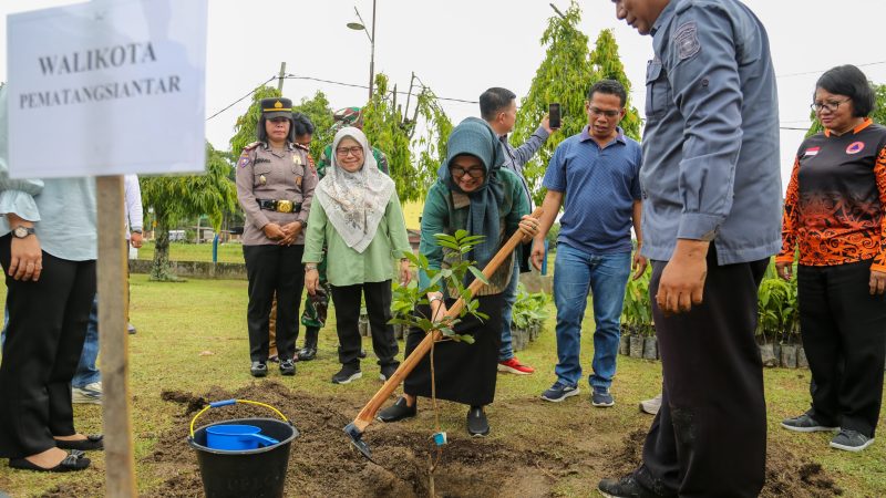 Wali Kota Bersama USAID IUWASH Tangguh Gelar enanaman Pohon di Waduk Perumda Tirta Uli Pematangsiantar