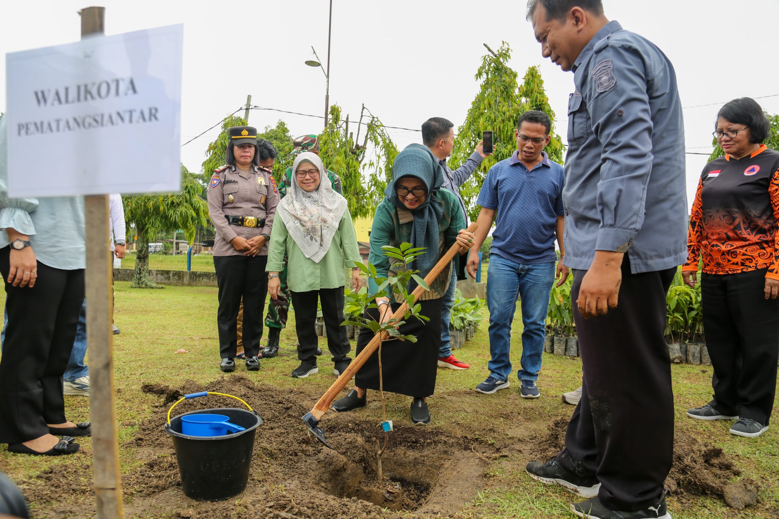 Wali Kota Bersama USAID IUWASH Tangguh Gelar enanaman Pohon di Waduk Perumda Tirta Uli Pematangsiantar