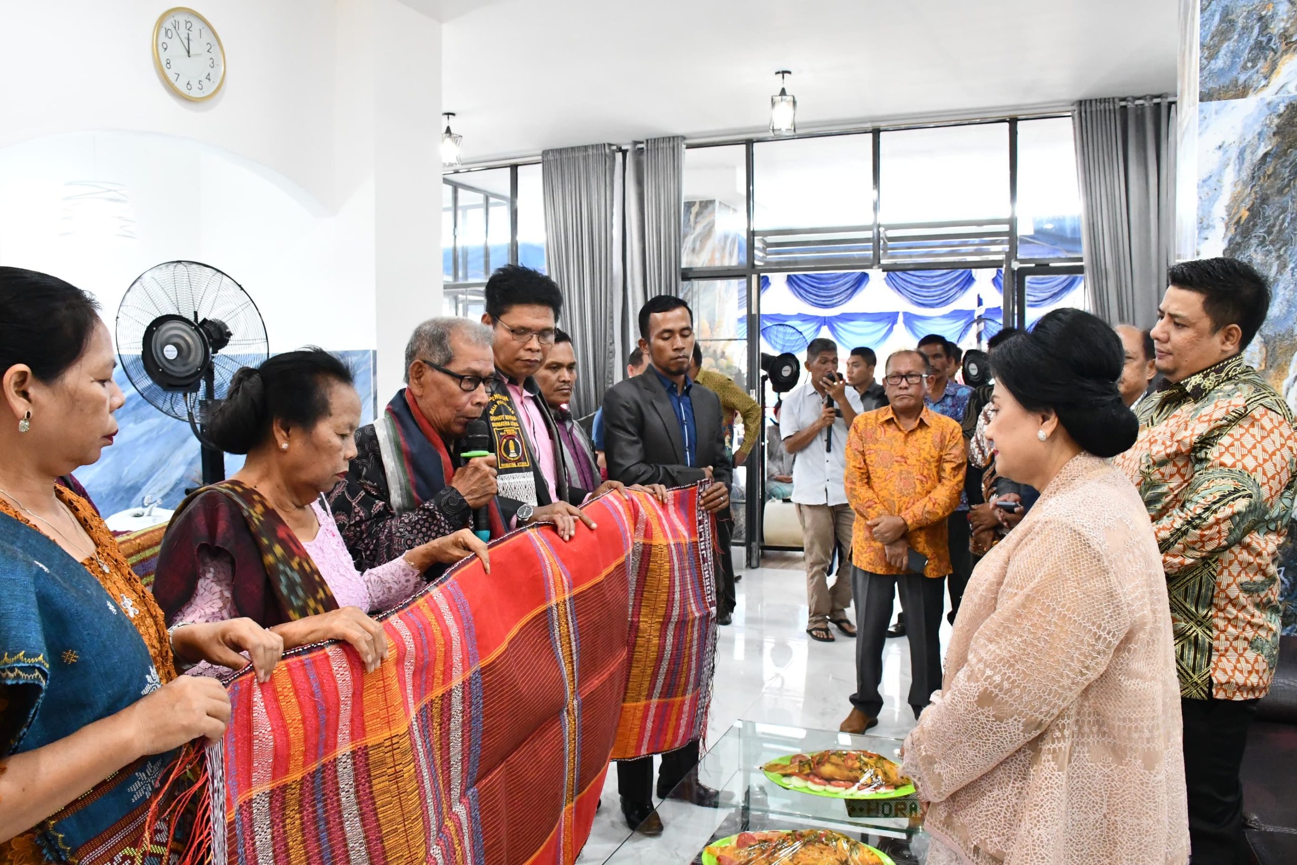 Digelar Sederhana, Bupati Samosir dan Keluarga Misa Bersama Memasuki Rumah
