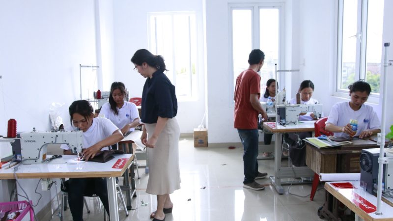 Produk Binaan PT INALUM Tenun Wastra Tenun Batak Toba dari Desa Meet Karya Penyandang Disabilitas Melenggang Sampai Jamaica