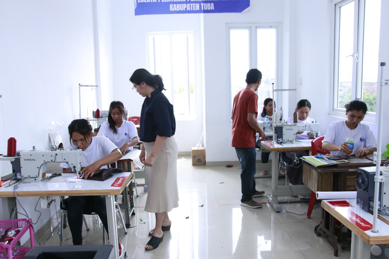 Produk Binaan PT INALUM Tenun Wastra Tenun Batak Toba dari Desa Meet Karya Penyandang Disabilitas Melenggang Sampai Jamaica