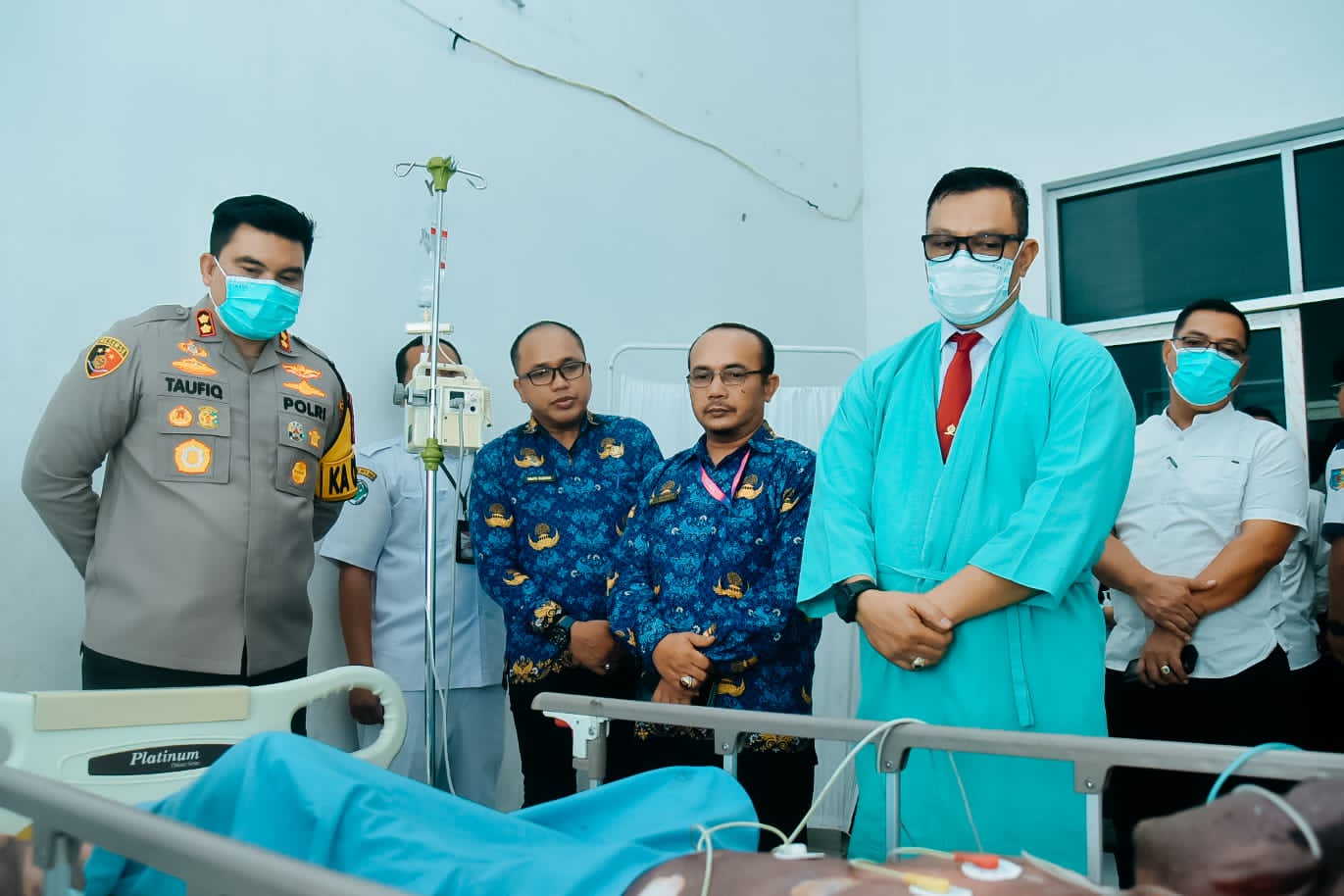 Jenguk Korban Kebakaran di RSUD, Pj. Bupati Batu Bara Berikan Santunan