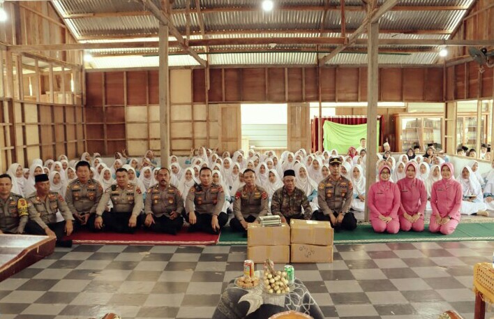 Kegiatan Sambang, Kapolres Solok Bagikan Al-Quran di Pondok Pesantren Darul Tauhid Kampus 2