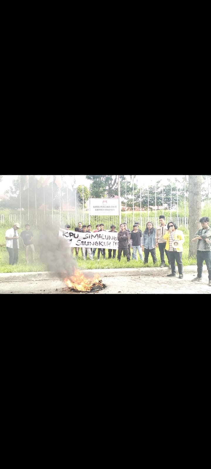 Massa Aksi Ngamuk di Kantor KPU Simalungun, Akan gelar aksi Kembali dan Melaporkan ke Propam