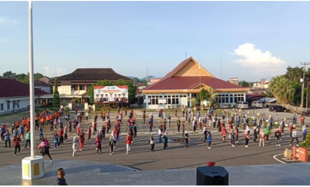 Penjabat Wali Kota Ikuti Senam Kebugaran Jasmani Bersama ASN Dan PHL Di Lingkungan Pemerintah Kota Pangkalpinang