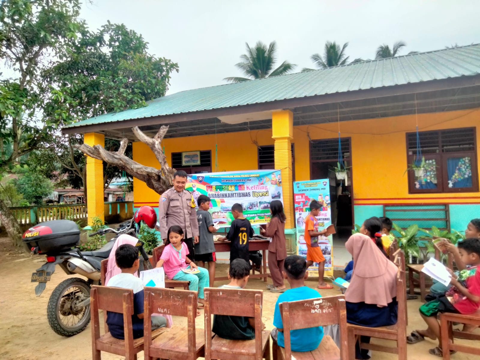 BRIPKA Rico Surya Ardana D, SH Dorong Literasi Dan Kedekatan Polisi Dengan Anak-Anak