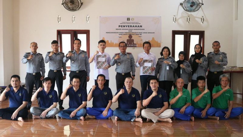 Peringati Hari Raya Tri Suci Waisak 2568 BE, 13 Orang Narapidana Lapas Pematangsiantar Beragama Buddha Peroleh Remisi
