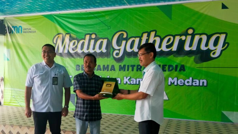 SMSI Kepulauan Nias Terima Cenderamata Berupa Plakat PT Pegadaian Kanwil 1 Medan