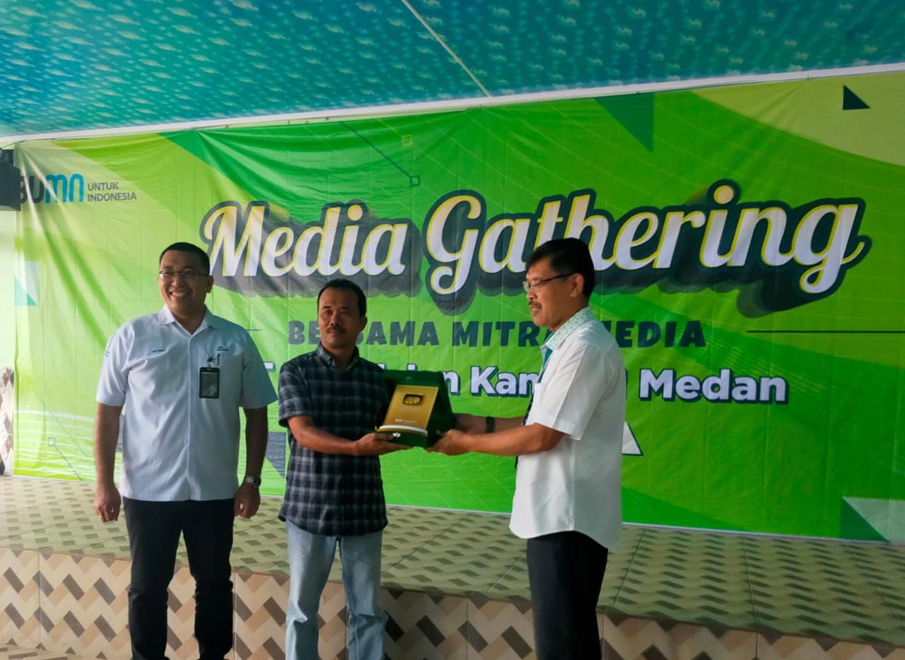 SMSI Kepulauan Nias Terima Cenderamata Berupa Plakat PT Pegadaian Kanwil 1 Medan
