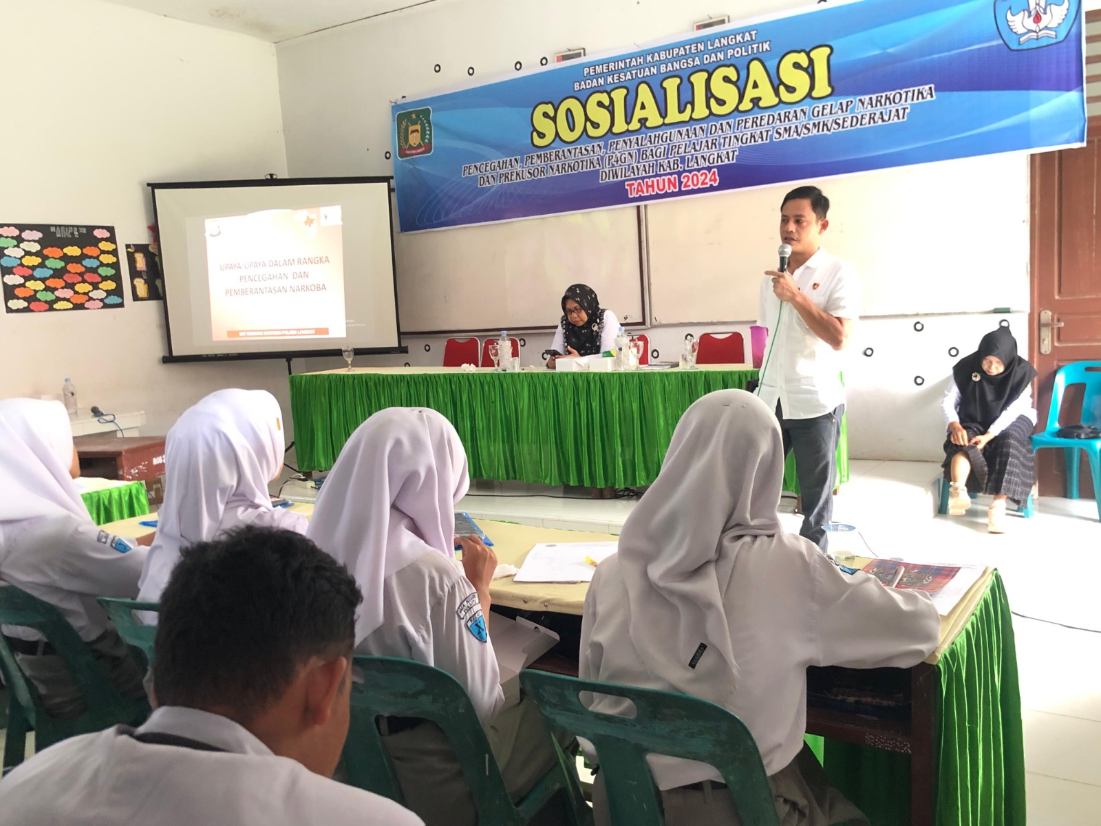 Sat Narkoba Polres Langkat, Kesbangpol, dan BNNK Kab. Langkat Goes to School ke SMA N 1 Wampu