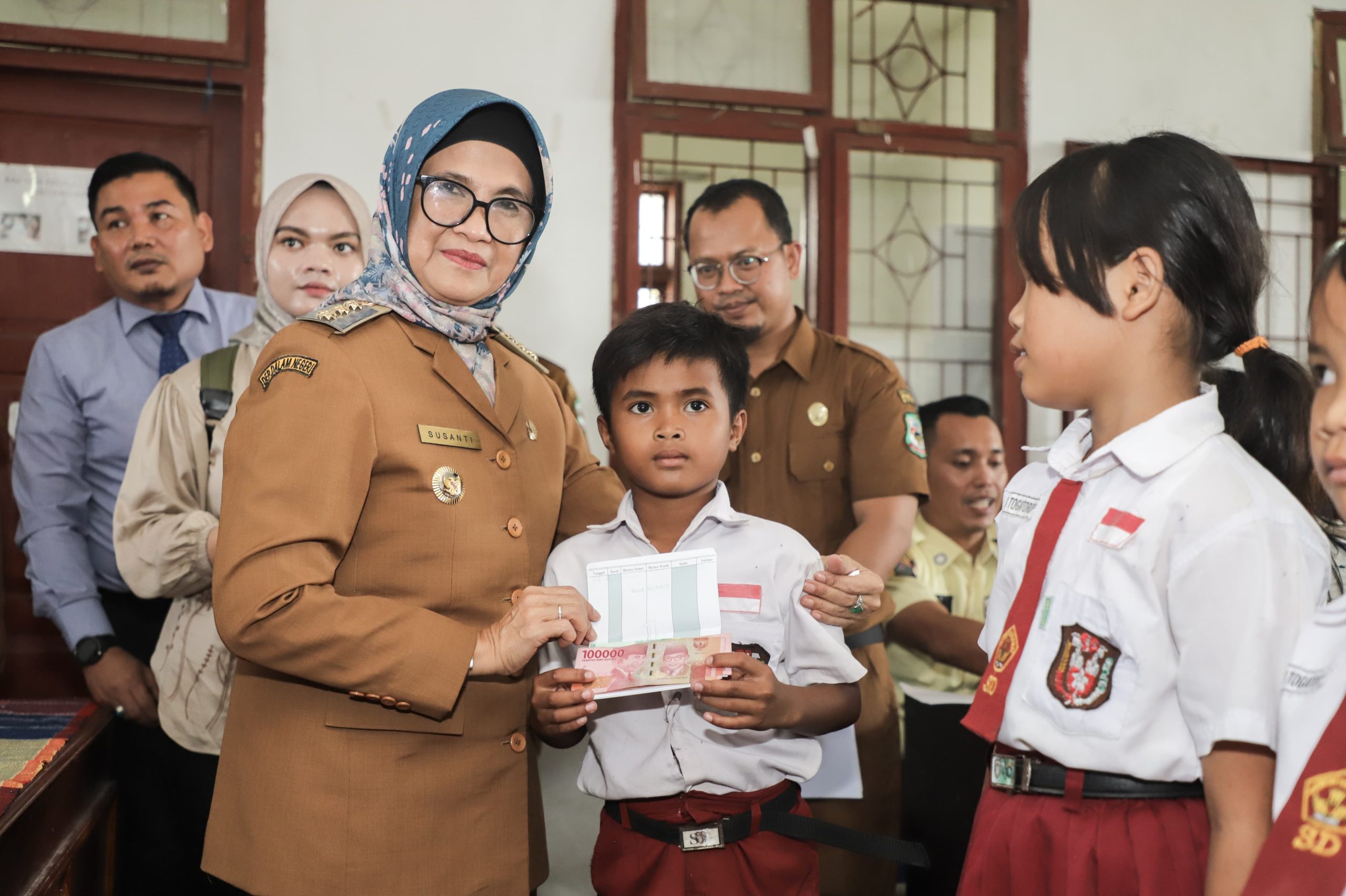 Wali Kota Serahkan Langsung Penyaluran Bantuan Peserta Didik Tingkat SD & SMP se-Kota Pematangsiantar Tahun 2024