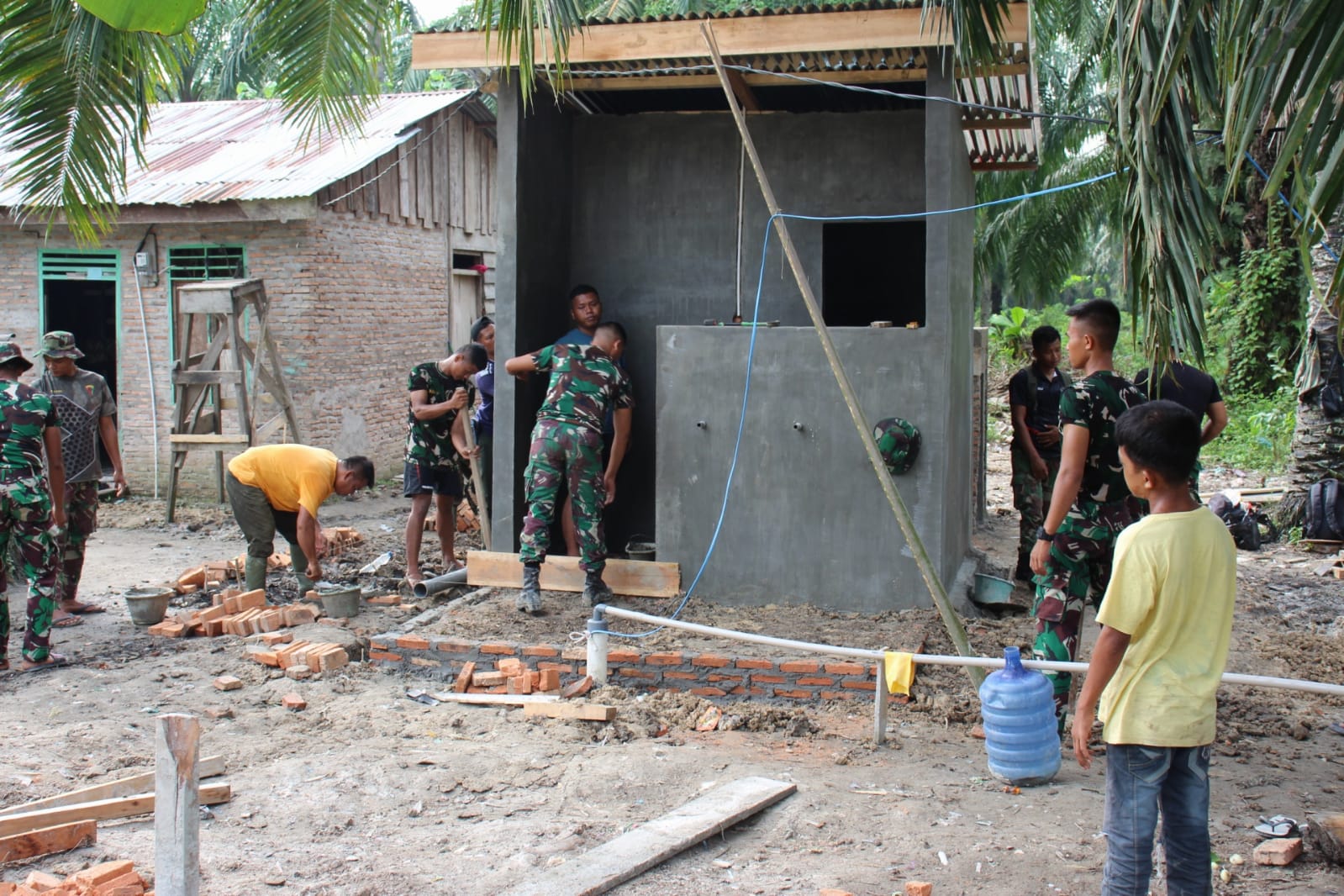 Semangat Satgas TMMD Ke-120 Peroleh Air Bersih Layak Konsumsi 