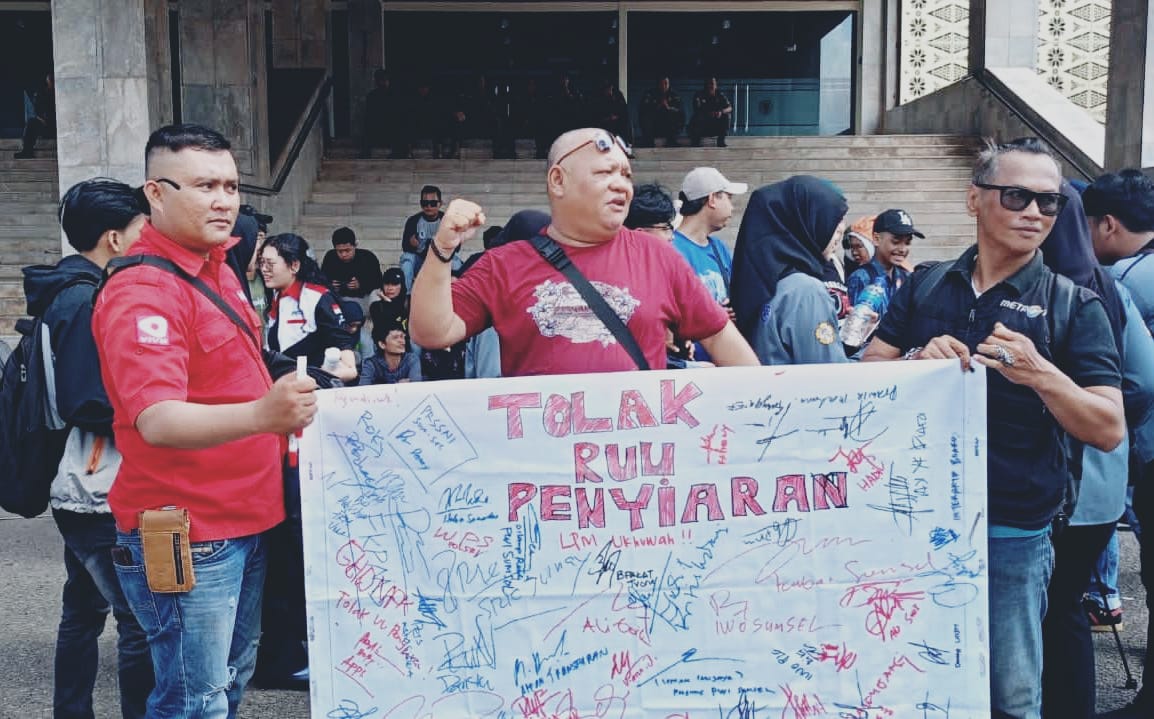 Tolak RUU Penyiaran, Ratusan Wartawan dari Berbagai Organisasi Gelar Aksi Damai Di Depan Kantor DPRD Sumsel