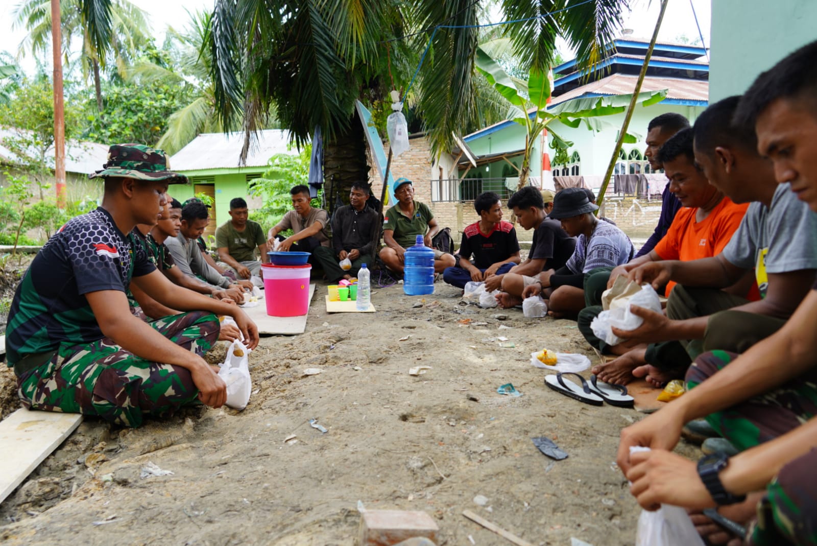 TNI Lahir dari Rakyat Untuk Rakyat, Satgas dan Warga  Dilokasi TMMD Selat Beting Jalin Kebersamaan