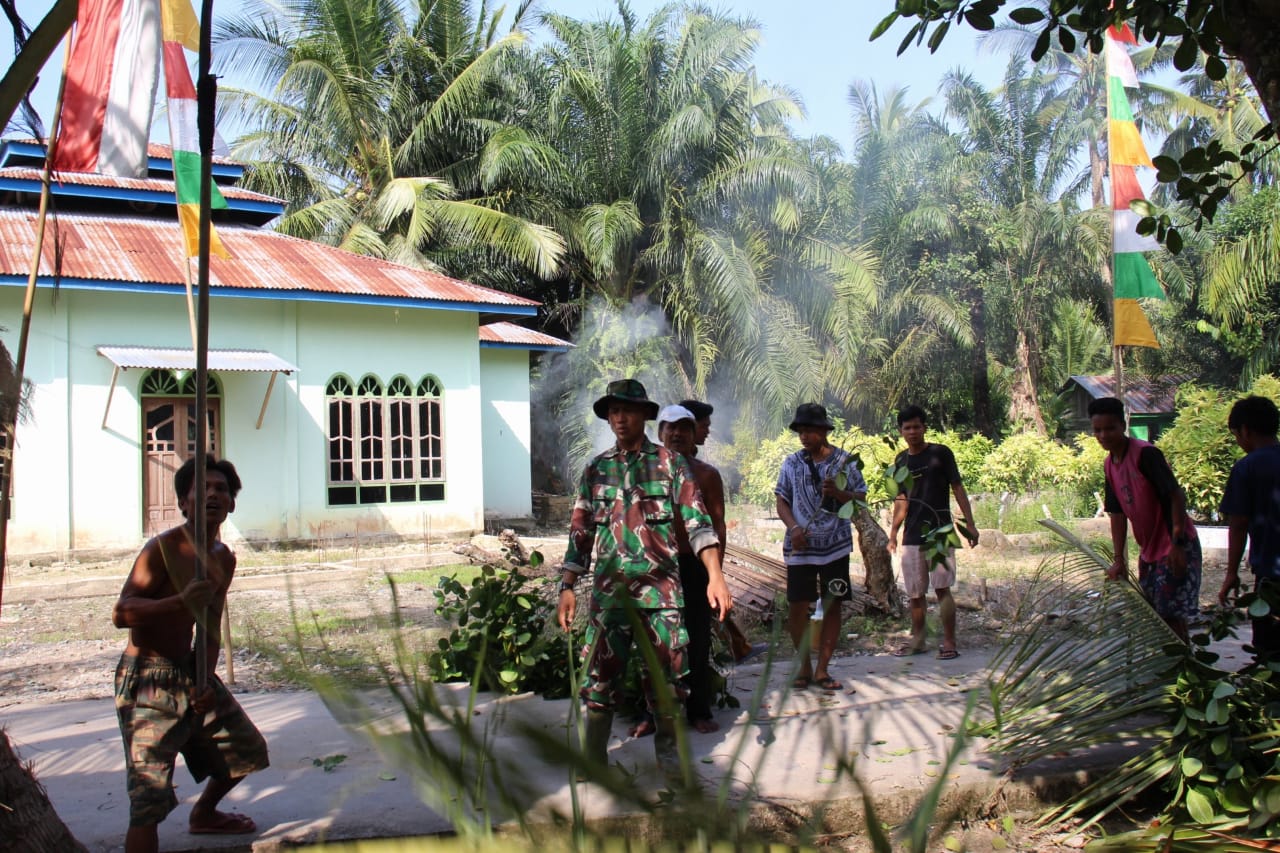 Ratusan Masyarakat Selat Beting Gotong Royong Bersama Satgas TMMD Ke-120
