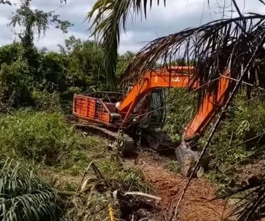 Lapor Pak Kapolda, Di Desa Sennah Banyak Alat Berat Jenis Beko Diduga Menggunakan BBM Bersubsidi