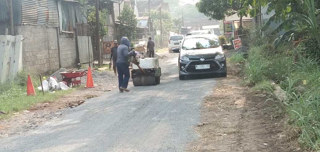 Dinas PU BM Kabupaten Malang Tambal Jalan di Dusun Curung Barat, Kepanjen