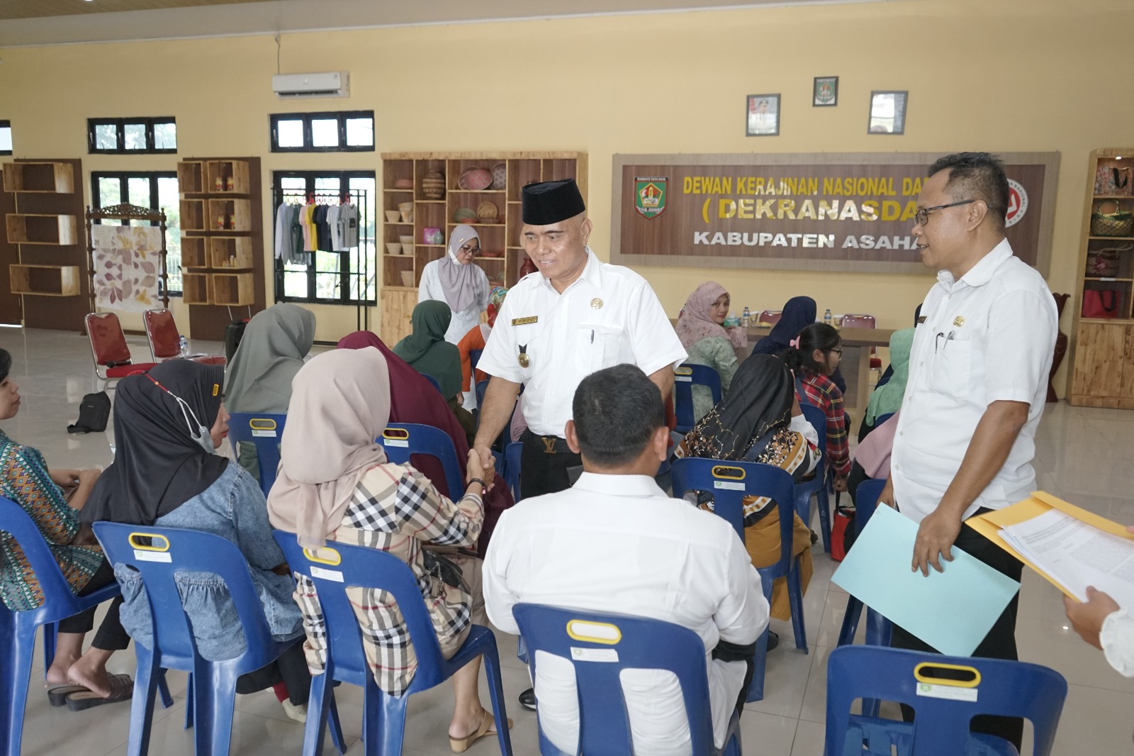 Bupati Asahan Serahkan Buku Tabungan Dana Pinjaman Bergulir