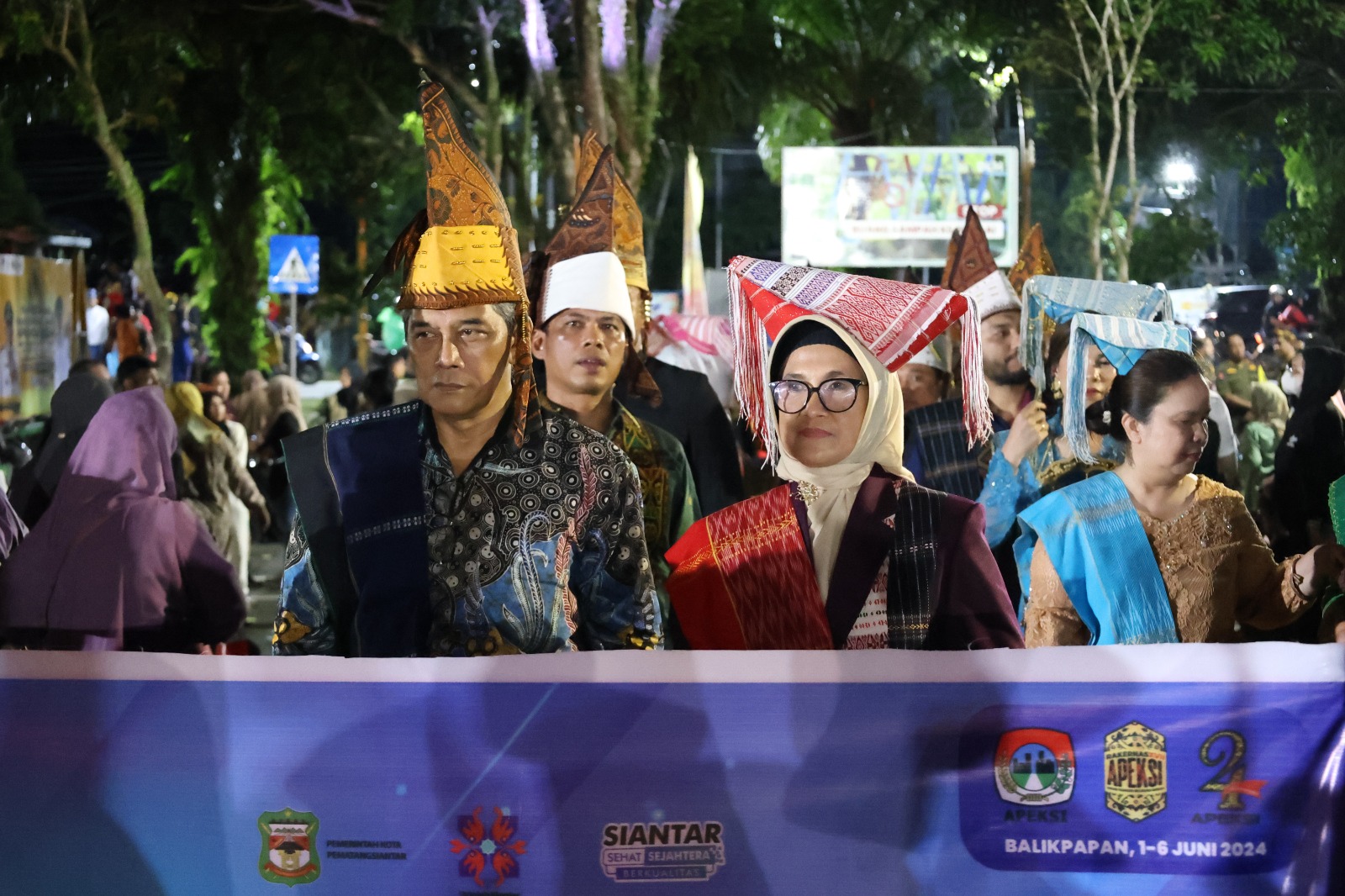 Wali Kota Pematangsiantar Ikuti Karnaval Budaya Nusantara Rakernas APEKSI XVII