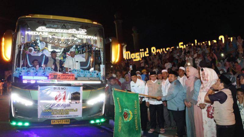 Ribuan Masyarakat Padati Pelepasan 220 Calon Haji Tapsel Menuju Asrama Haji Medan