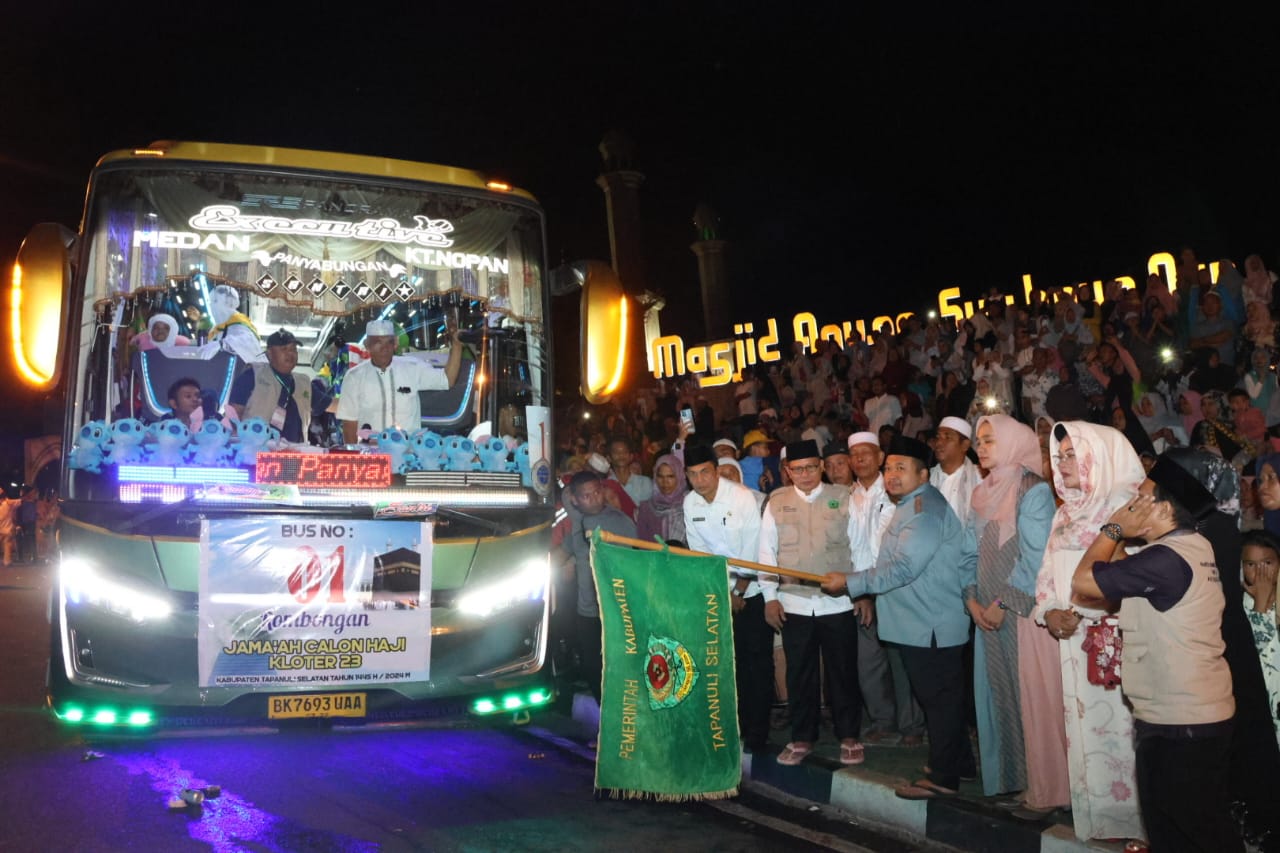 Ribuan Masyarakat Padati Pelepasan 220 Calon Haji Tapsel Menuju Asrama Haji Medan