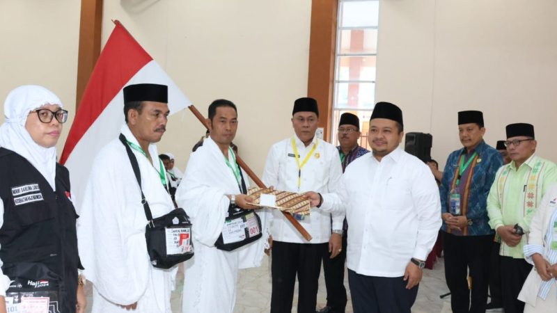 Isak Tangis Haru Iringi Pelepasan 222 JCH Oleh Bupati Tapsel