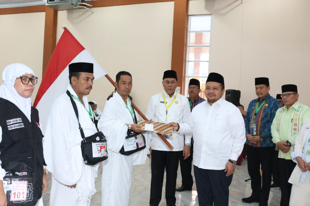 Isak Tangis Haru Iringi Pelepasan 222 JCH Oleh Bupati Tapsel