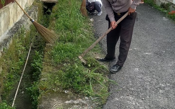 Bhabinkamtibmas Polsek Siantar Marihat Bersama Perangkat Desa Gotong Royong Besihkan Jalan
