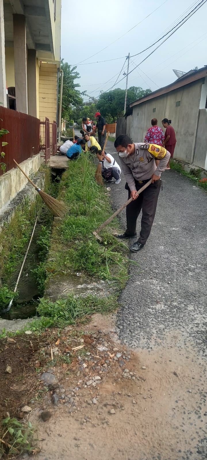 Bhabinkamtibmas Polsek Siantar Marihat Bersama Perangkat Desa Gotong Royong Besihkan Jalan