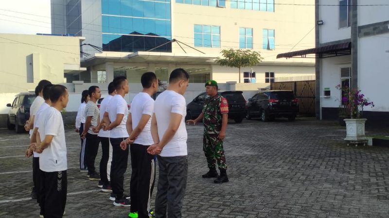 Babinsa Kodim 0206/Dairi Berikan Pelatihan Baris Berbaris Kepada Pegawai Baru Kejaksaan Negeri Sidikalang